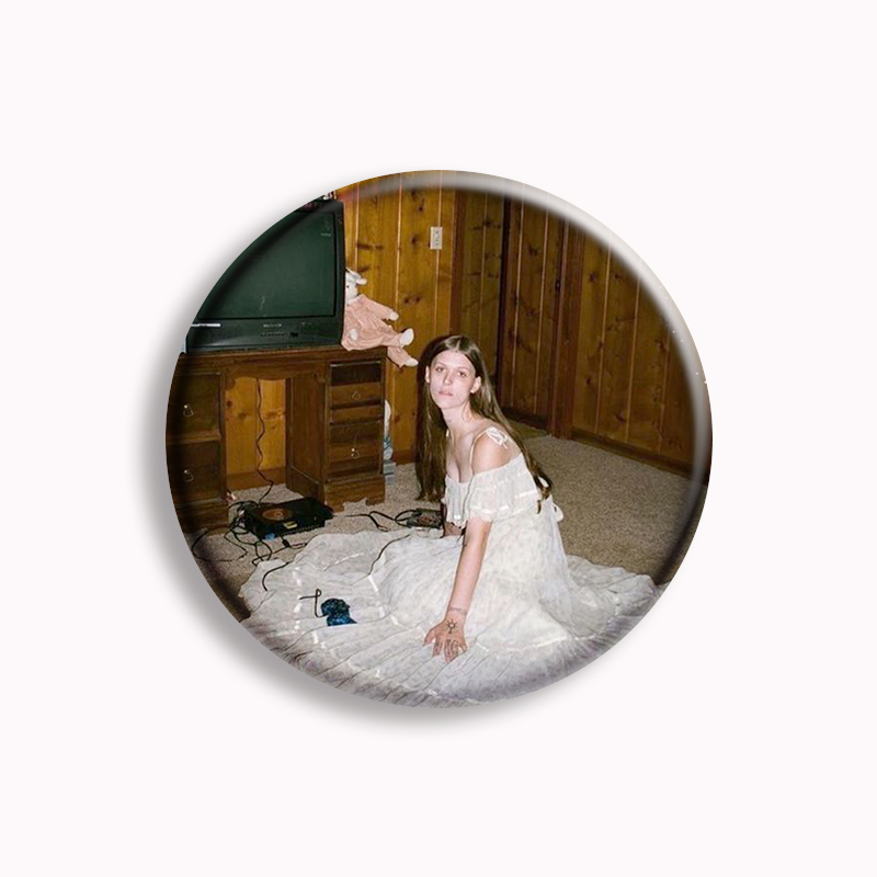 Singer Ethel Cain But Still Be - Pin Button Badge recension och pris